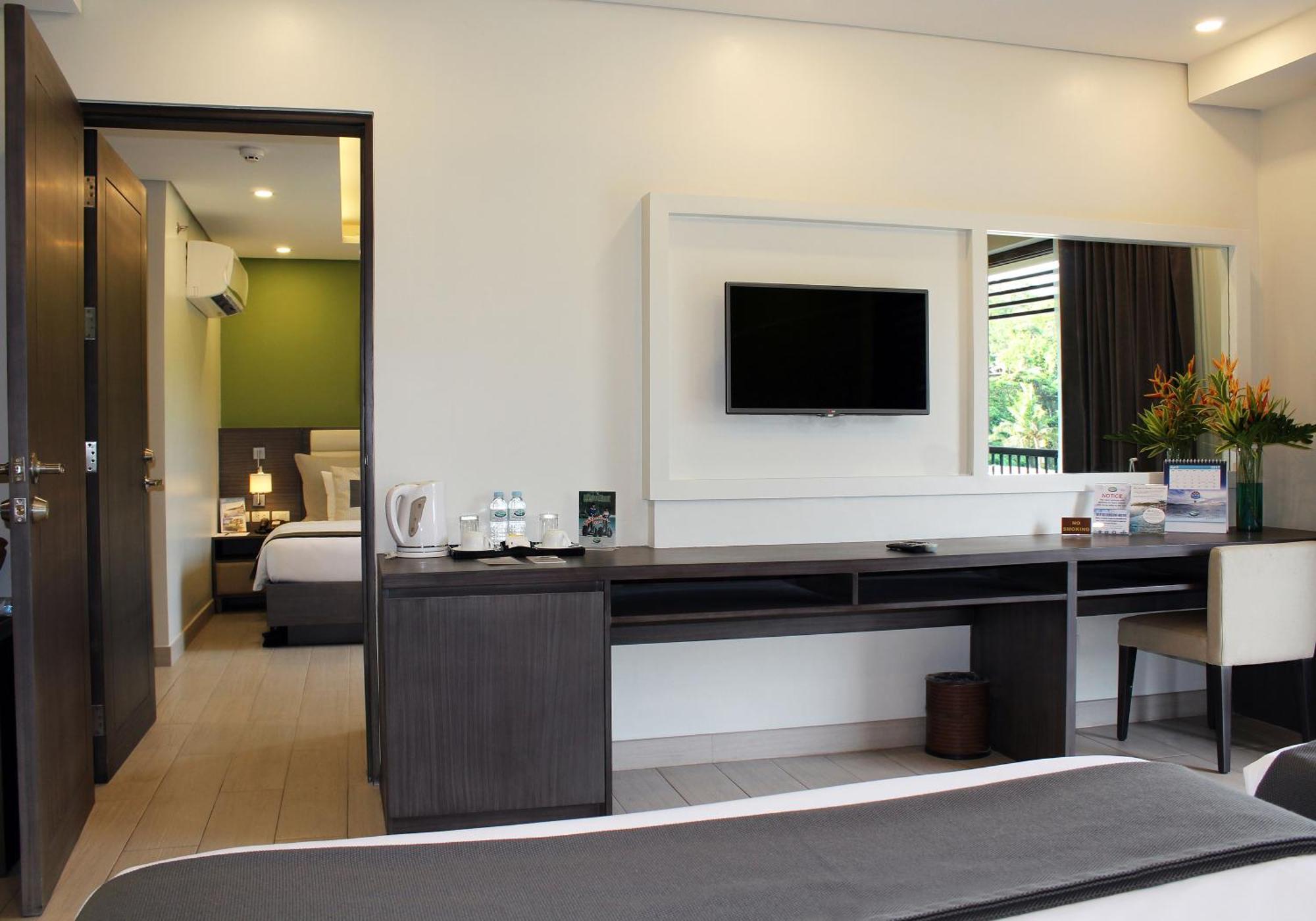 Fairways And Bluewater Boracay Resort 4*